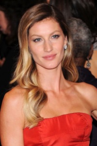 Gisele Bundchen (b.1980) - Brasilian supermodel who like many others on this list, is a natural brunett. She is the highest paid model in the business and she have been for many years. She have also done some acting and she have launched her own shoe brand. Gisele was Leonardo DiCaprios girlfriend for five years or so. Today she is married to football star Tom Brady, they have two children together.
