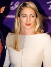 Carolyn Bessette Kennedy (1966-1999) - She became a mayor fashion influencial after she married John F Kennedy Jr. Sadly they both died in a plane crash, she was only 33 years old.