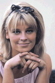 Julie Christie (b.1941) - She was born at a tea plantation in India to British parents. As a teenager she went to study in England and France and that´s when she decided to become an actress. Julie studied speech and drama and was subsequently hired by a theatre. A few years later she would star in master pieces like "Doktor Zjivago" (1965), "Don´t look now" (1973), "Shampoo" (1975), "Hamlet" (1996) and "The company you keep" (2012). Julie have won one Academy Award and have another three Oscar nominations.